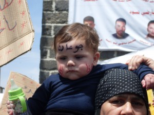 Hungry! is written on the boy´s forehead