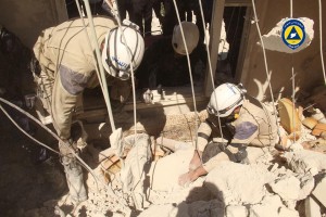 منقذون من مركز مساكن هنانو للدفاع المدني ينتشلون مصاباً من تحت الأنقاض – صفحة "الدفاع المدني بحلب مركز هنانو" على فيس بوك