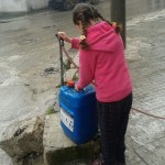 طفلة تعمل على نقل  المياه من أحد المناهل العامة المنتشرة في شوارع إدلب تصوير مها رباح