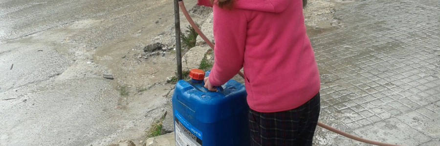 طفلة تعمل على نقل المياه من أحد المناهل العامة المنتشرة في شوارع إدلب تصوير مها رباح