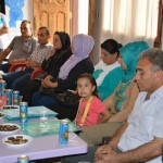 مركز صديق الطفل وهي جهة مدنية تجتمع مع الأهالي في حي الهلالية ضمن حملة المدرسة تنادينا