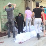 حلب حي السكري أم تبحث عن طفلتها المفودة في إحدى المجازر بين الجثث أما أحد المشافي الميدانية. تصوير صلاح الأشقر