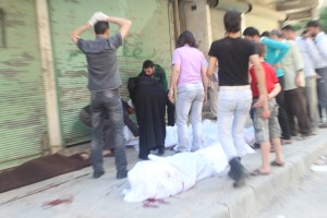 حلب حي السكري أم تبحث عن طفلتها المفودة في إحدى المجازر بين الجثث أما أحد المشافي الميدانية. تصوير صلاح الأشقر