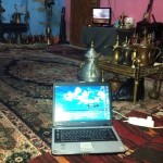 مضافة تجتمع فيها العادات القديمة والتلفاز وجهاز الكمبيوتر المحمول تصوير مصطفى الجلل