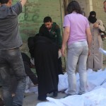 حلب حي السكري أم تبحث عن طفلتها المفودة في إحدى المجازر بين الجثث أما أحد المشافي الميدانية. تصوير صلاح الأشقر