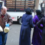 سيدات غاضبات من امتناع أحد مكاتب الإغاثة من تزويدهم بكميات إضافية في أحد أحياء مدينة حلب. تصوير: صلاح الأشقر