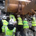 متطوعو الدفاع المدني خلال أداء عملهم الصورة من إرشيف مركز الدفاع المدني في كفرنبل