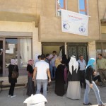 الصورة نازحون يستلمون معونات من "جمعية البر والخدمات الاجتماعية"