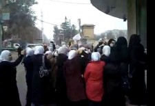 Women at an anti-regime demonstration in the town of Hammouriyyeh outside Damascus in 2012 - YouTube