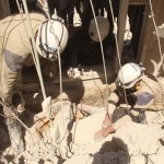 منقذون من مركز مساكن هنانو للدفاع المدني ينتشلون مصاباً من تحت الأنقاض – صفحة الدفاع المدني في مجلس حلب الحرة على فيس بوك