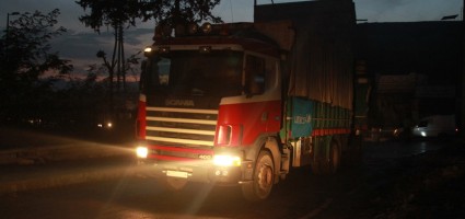 A truck arrives at a Red Crescent warehouse in the neighbourhood of Jisr Al-Hajj