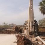 أحد أهالي كفرنبل يقوم بحفر بئر سطحي لبيع المياه تصوير عبدالله كليدو