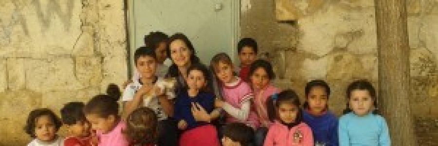 -درويش-مع-أطفال-بيت-الفة-خاص-دماسكوس-بيورو-300x1801