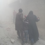 حلب : حي الميسر اخراج سيدة وطفلها من بين الغبار الكثيف الذي غطا المكان نتيجة تعرضه لبرميل متفجر  تصوير: صلاح الأشقر