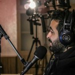 المذيع نورس يكن  في استديو اذاعة نسائم سوريا في غازي عنتاب بعدسة أليبو أرت