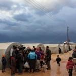 توزيع المساعدات في مخيمات النازحين تصوير أحمد السليم