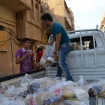 The distribution of aid packages in Deir al-Zor. Photographer:Yaman Assi