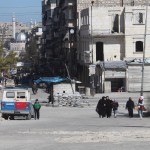 مرور بعض النساء قرب حواجز أقامها عناصر الجيش الحر لمنع تسلل الدخلاء. تصوير: صلاح الأشقر