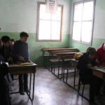 أنسة تقوم بتعليم الأطفال الرسم في حي سيف الدولة. تصوير: براء الحلبي