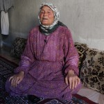 أمرأة كبيرة بالعمر نزحت من كوباني الى الشيخ مقصود بلب