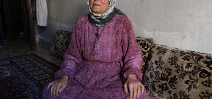 أمرأة كبيرة بالعمر نزحت من كوباني الى الشيخ مقصود بلب