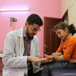 الدكتور محمود زعزع يعاين طفلة مصابة بكسر في ذراعها