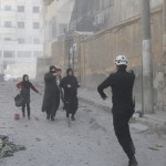 أمرأة تحمل سيروم وتهرب بعد سقوط برميل متفجر بالقرب من منزلها