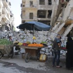 أمرأة تشتري الخضار من حي الشعار في حلب. تصوير: براء الحلبي