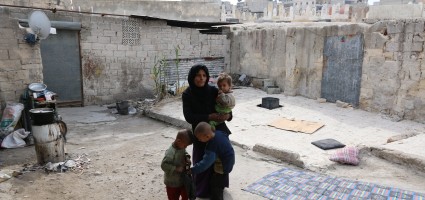 أمرأة تعيش مع أطفالها  في كهف في حي المعادي بحلب