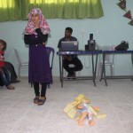 تؤدّي دوراً تمثيليا أمام الحضور من الأهل في مركز البيلسان تصوير أحمد السليم