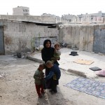 أمرأة تعيش مع أطفالها  في كهف في حي المعادي بحلب. تصوير براء الحلبي