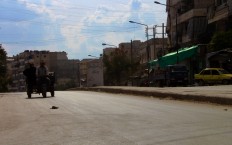 رجل وزوجته في إحدى وسائل النقل المصنعة محلياً متجهين لعملهم في حي السكري في حلب. تصوير صلاح الأشقر