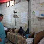 عملية نقل الدم لمرضى الثلاسيميا في مركز كفرنبل تصوير عمر الحسين