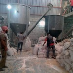 مطاحن عملاقة لجرش الحبوب ووتحويلها إلى علف تصوير مصطفى الجلل