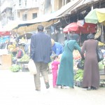 نساء أثناء التسوق في سوق الخضار حي الشعار في حلب. تصوير حسام كويفاتية