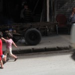 تستمر الحياة مع هذه العائلة الصامدة رغم القصف المستمر على حي المعادي في حلب. تصوير صلاح الأشقر