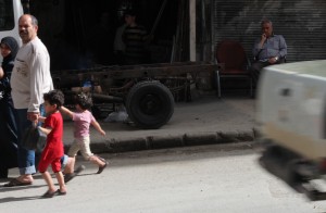 تستمر الحياة مع هذه العائلة الصامدة رغم القصف المستمر على حي المعادي في حلب