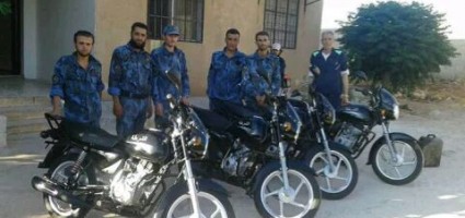 عناصر من الشرطة الحرة أمام دراجاتهم النارية في معرّة النعمان تصوير سونيا العلي