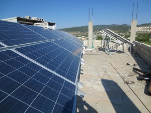 ألواح الطاقة الشمسية تغزو أسطح المنازل تصوير سونيا العلي