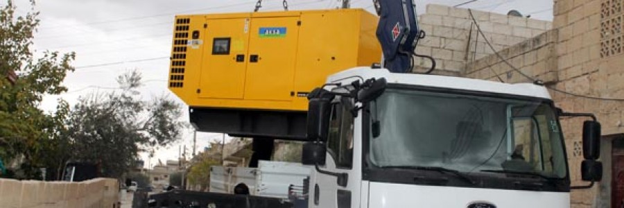 المجلس المحلي يوزع المولدات الكهربائية في الأحياء تصوير مصطفى الجلل