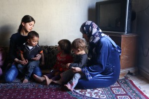 عائلة نازحة من كوباني الى الشيخ مقصود.تصوير براء الحلبي