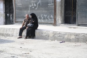 سيدة وزوجها ينتظران وسيلة نقل في حي السكري. تصوير حسام كويفاتية