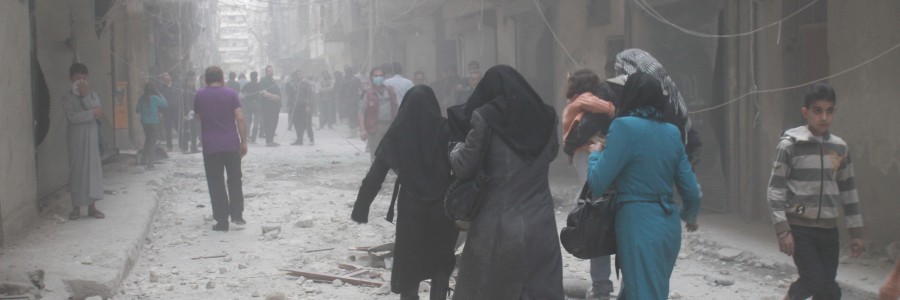 نساء ينزحن من منازلهم بعد قصف على حي الأنصاري