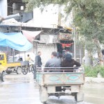 سيدة وزوجها في احدى وسائط النقل في حي الشعار.تصوير حسام كويفاتية