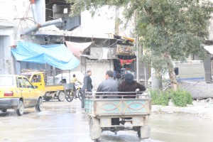 سيدة وزوجها في احدى وسائط النقل في حي الشعار.تصوير حسام كويفاتية