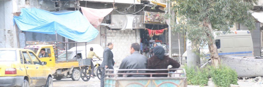 سيدة وزوجها في احدى وسائط النقل في حي الشعار.تصوير حسام كويفاتية