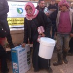 توزيع المساعدات على مربي الدواجن تصوير دارين الحسن