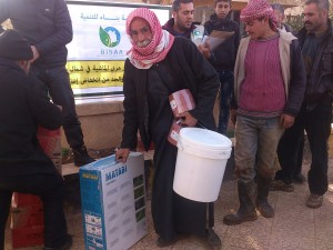 توزيع المساعدات على مربي الدواجن تصوير دارين الحسن