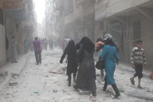 نساء ينزحن من منازلهم بعد قصف على حي الأنصاري. تصوير براء الحلبي