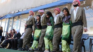 يؤدون رقصة فلوكلورية في عامودا